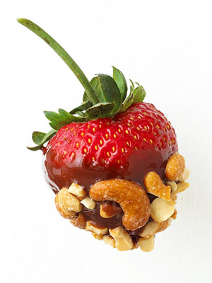 Клубника с шоколадом и орехами