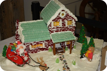 Домик из шоколадного печенья