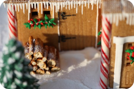 Домик из шоколадного печенья